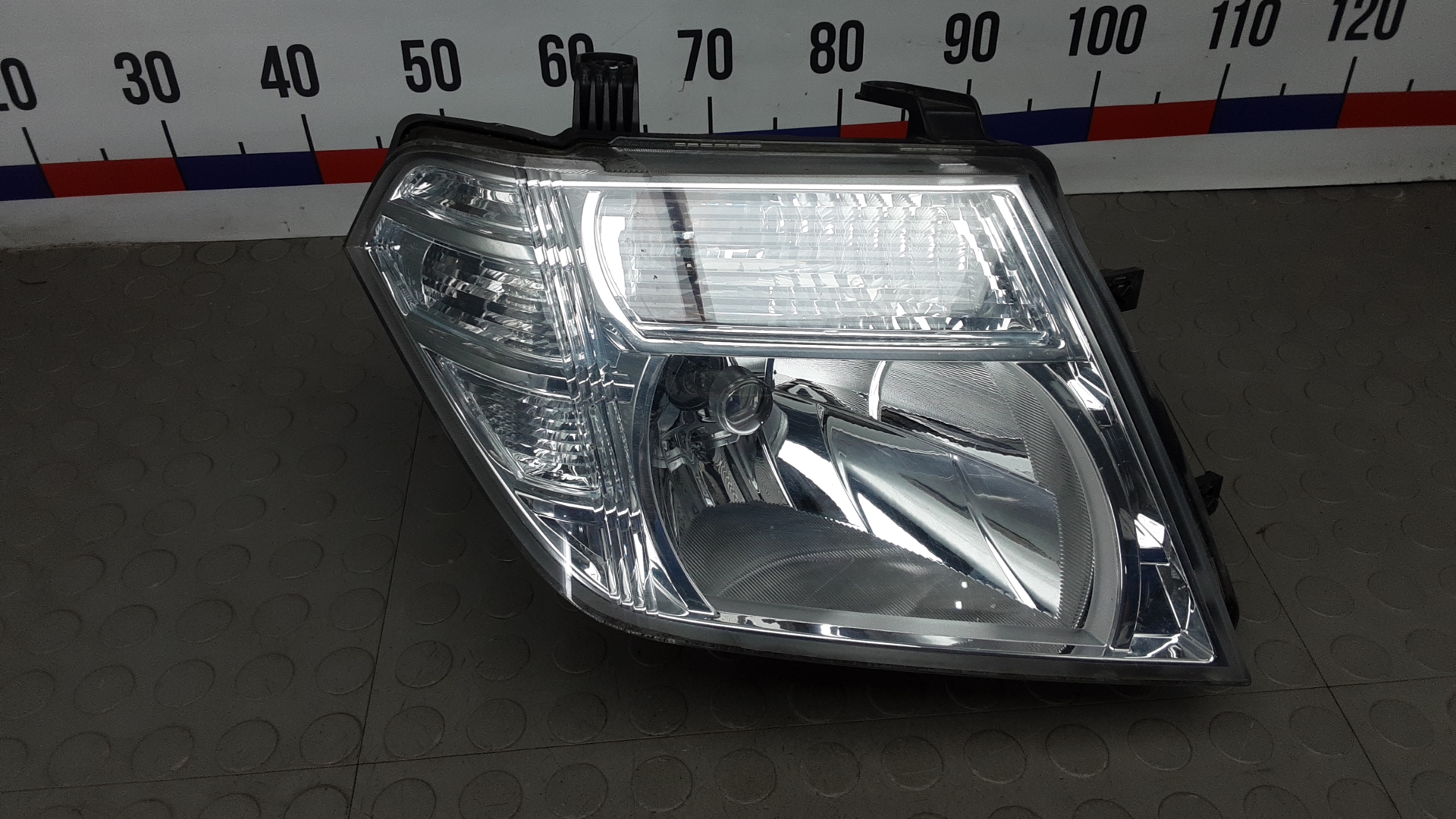 Фара правая Nissan Navara D40