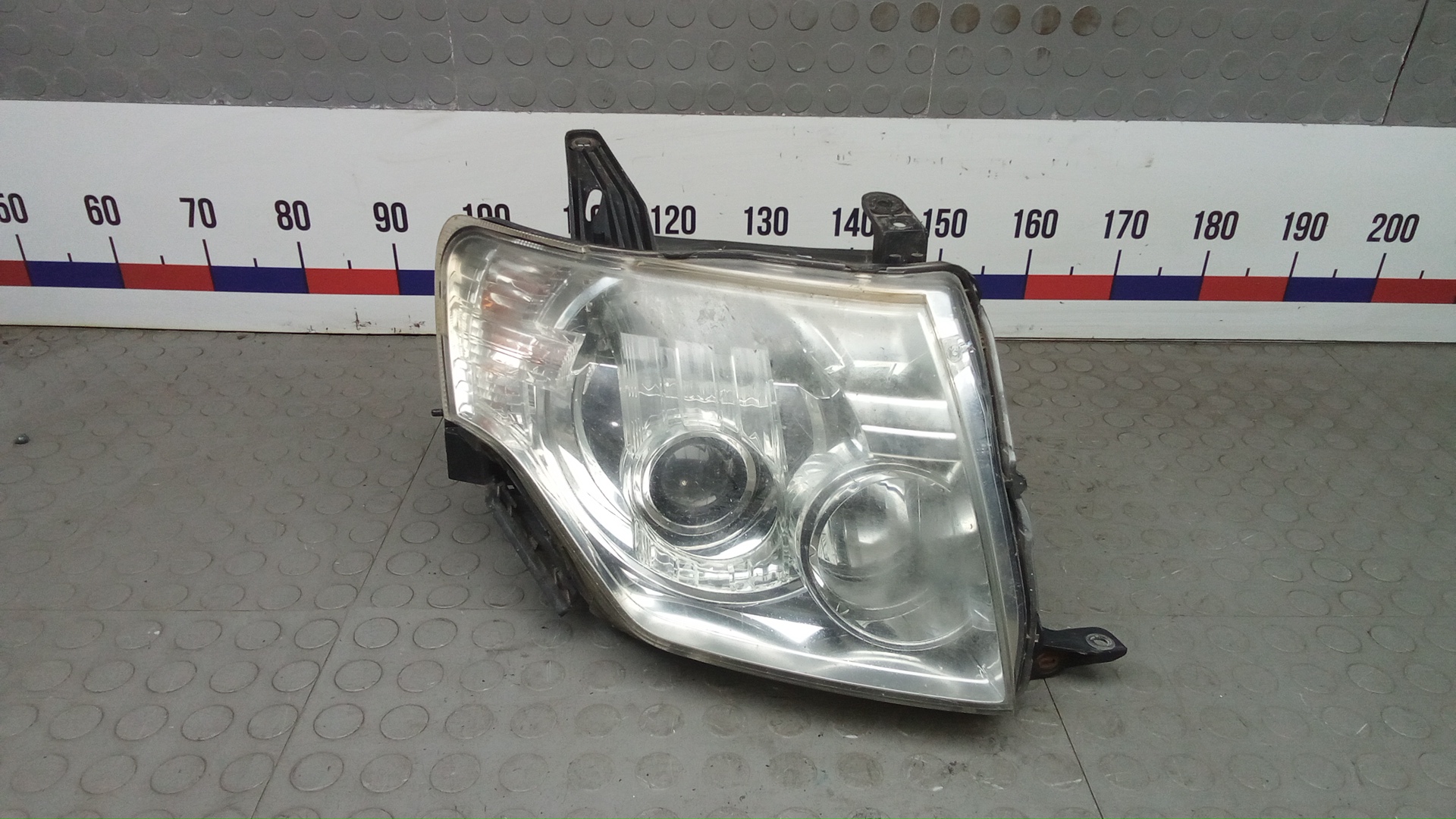 Фара правая Mitsubishi Pajero 4