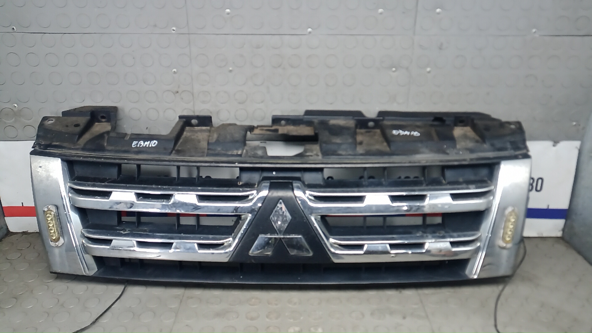 Решетка радиатора Mitsubishi Pajero 4