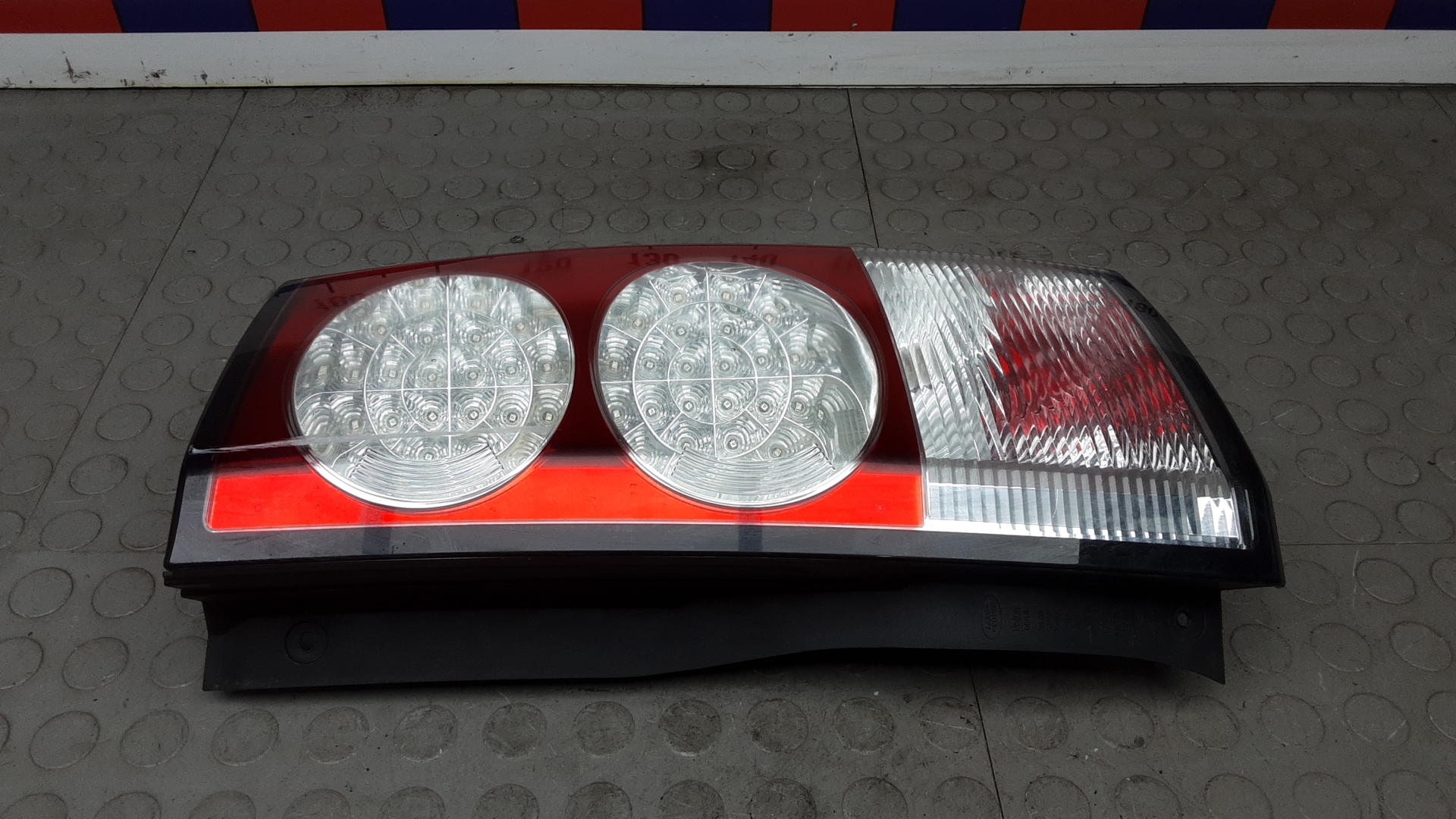 Фонарь задний правый Land Rover Discovery 4
