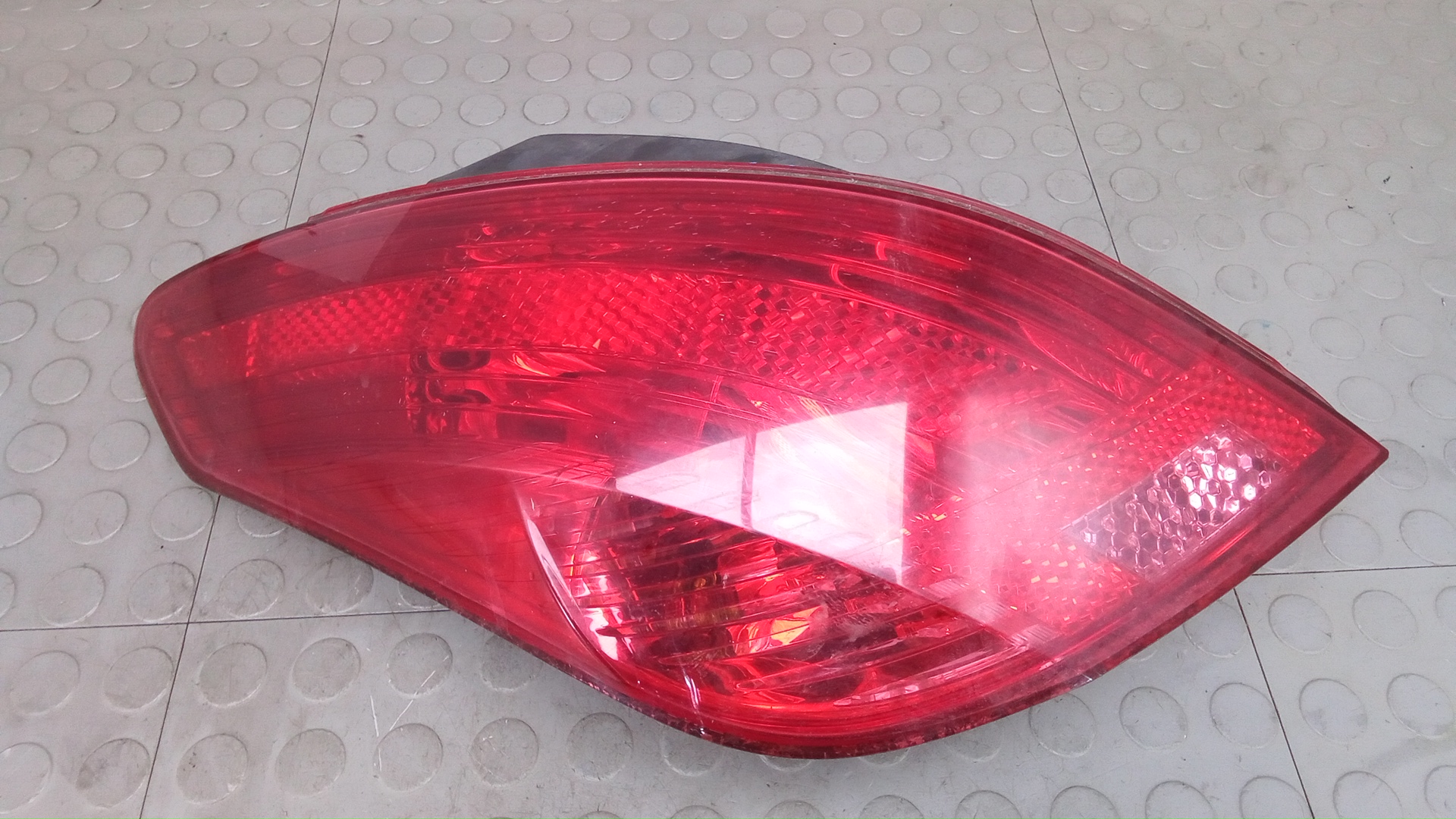 Фонарь задний левый Peugeot 308 1