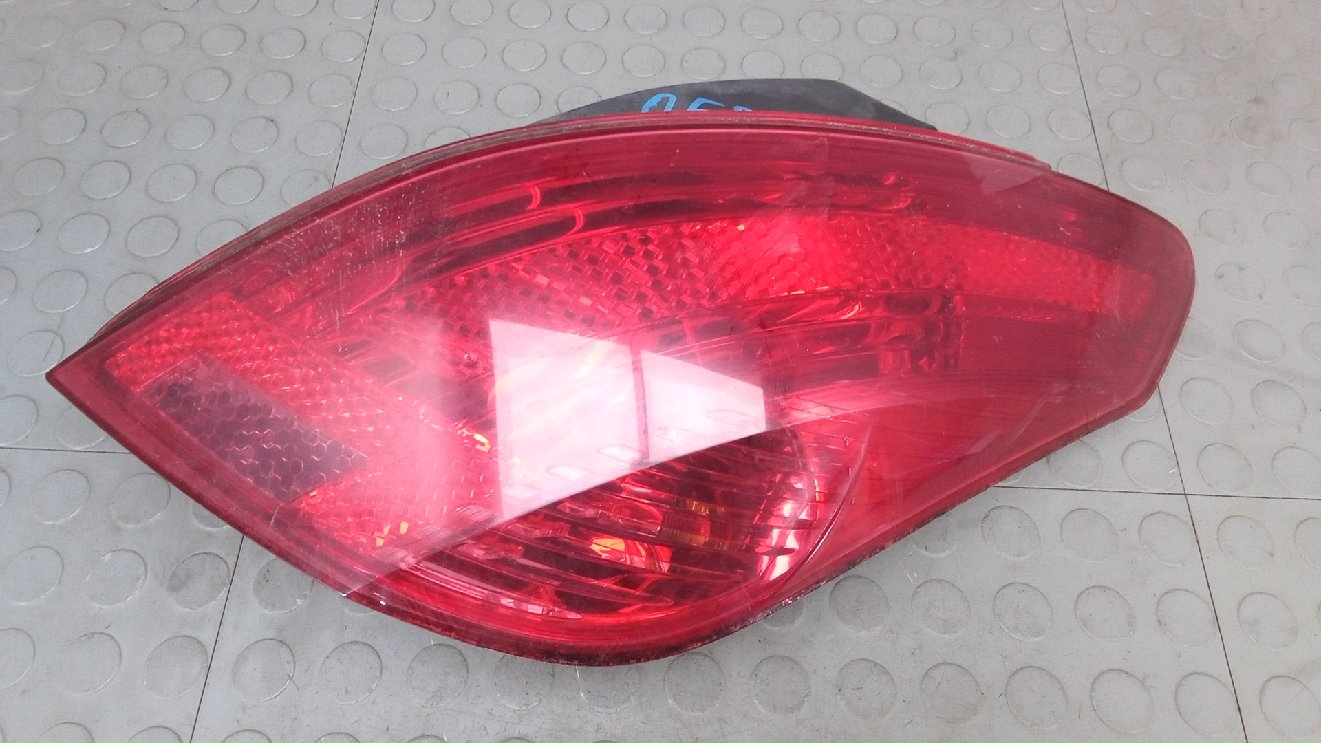 Фонарь задний правый Peugeot 308 1