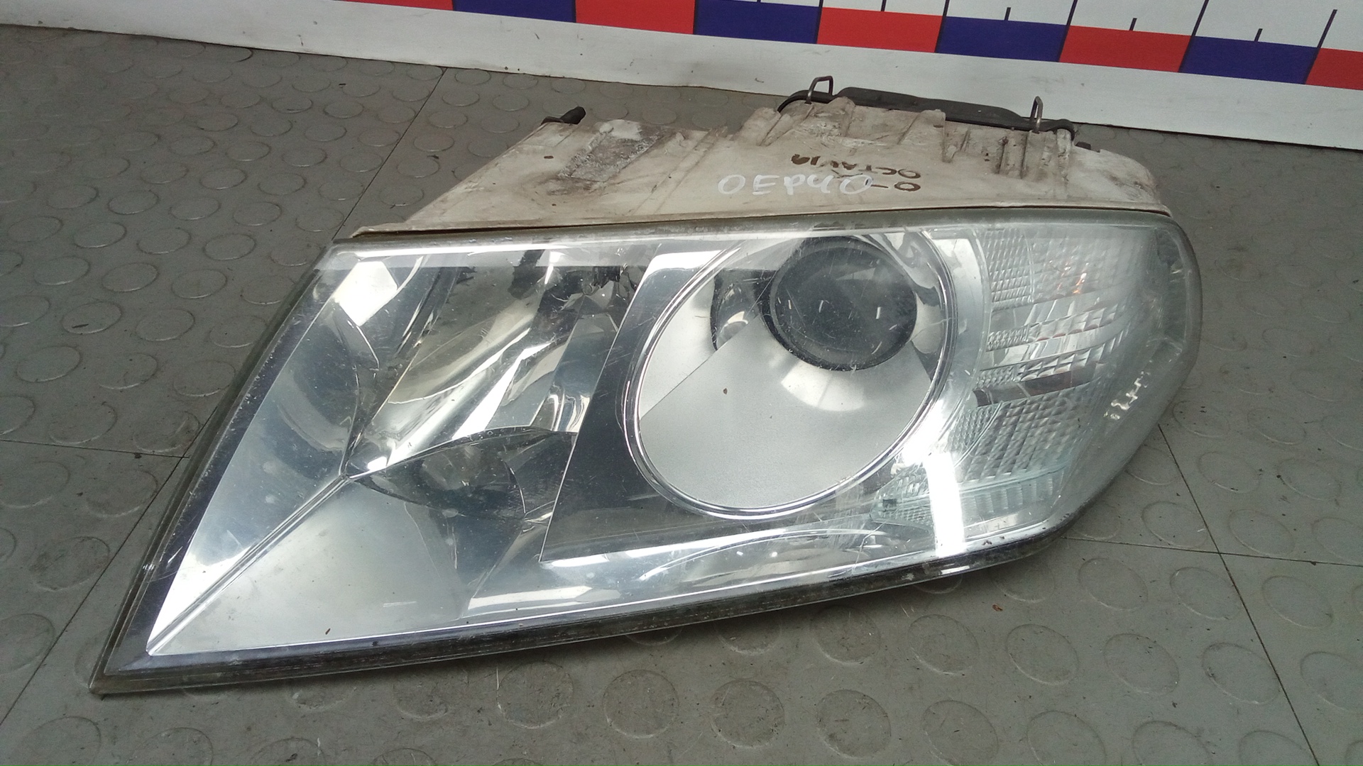 Фара левая Skoda Octavia A5