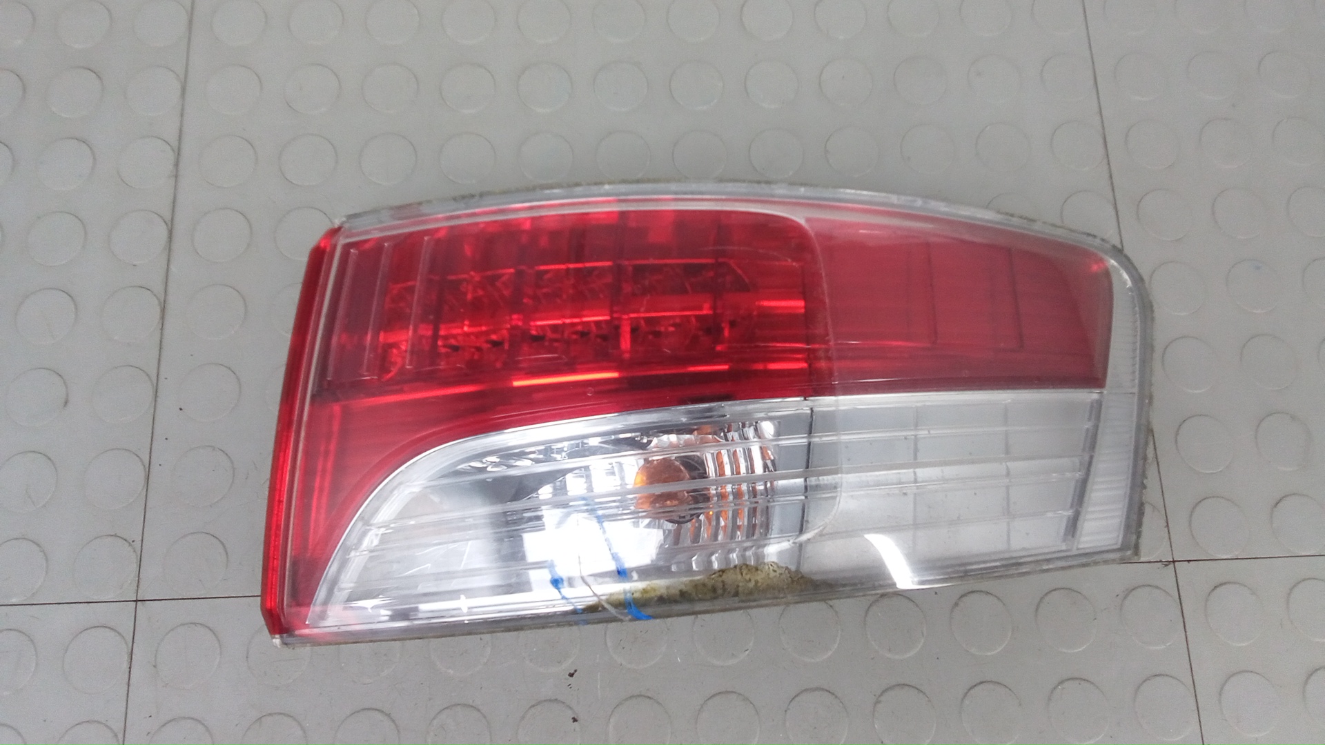 Фонарь задний правый Toyota Avensis T27