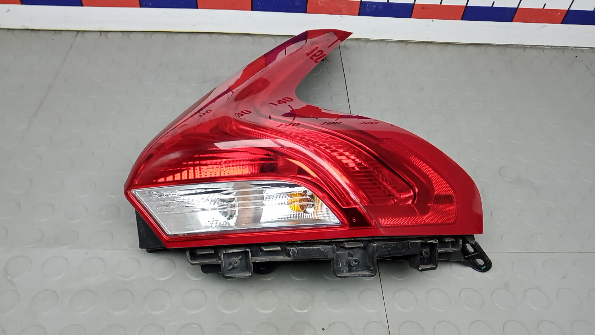 Фонарь задний правый Volvo V40 2