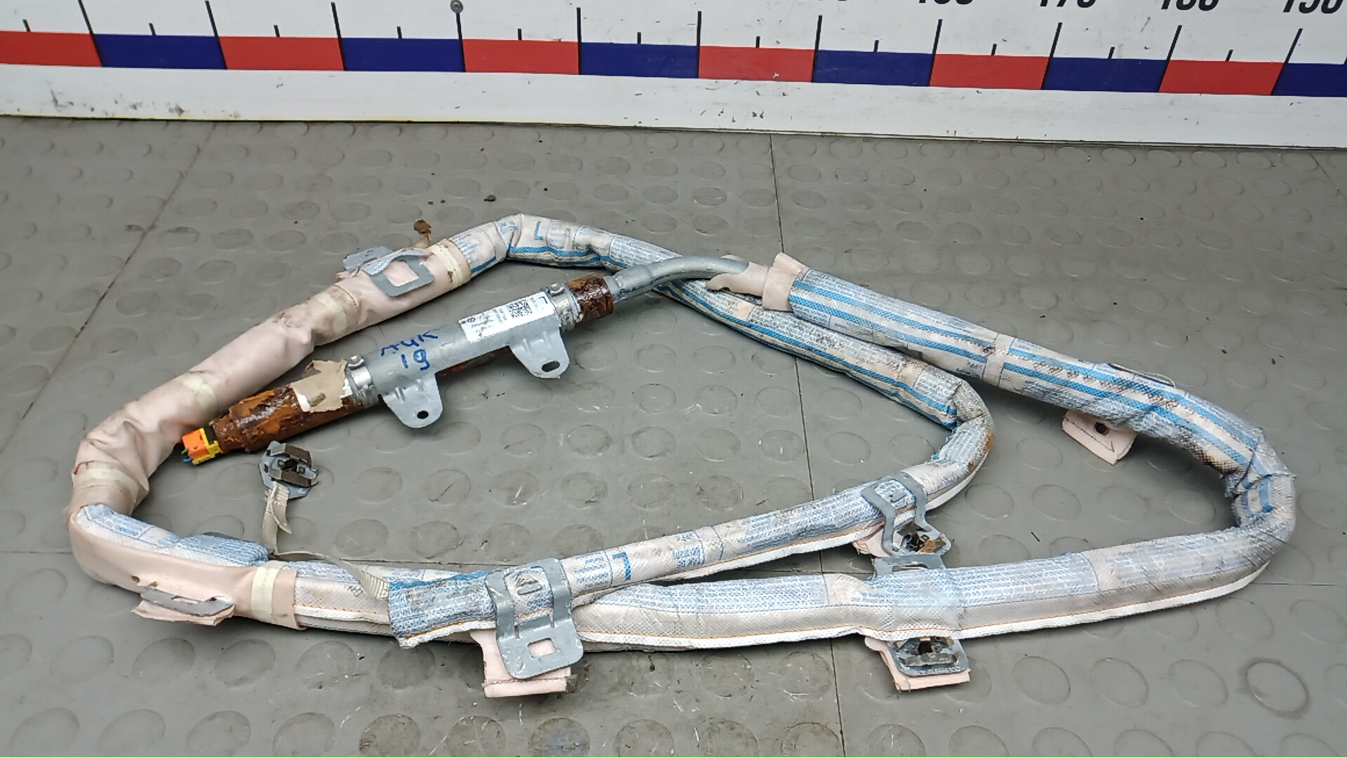 Шторка безопасности Volkswagen Touareg 2