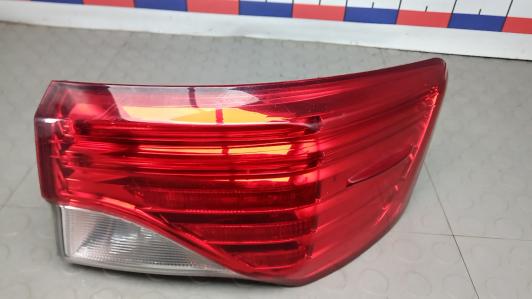 Фонарь задний правый Toyota Avensis T27