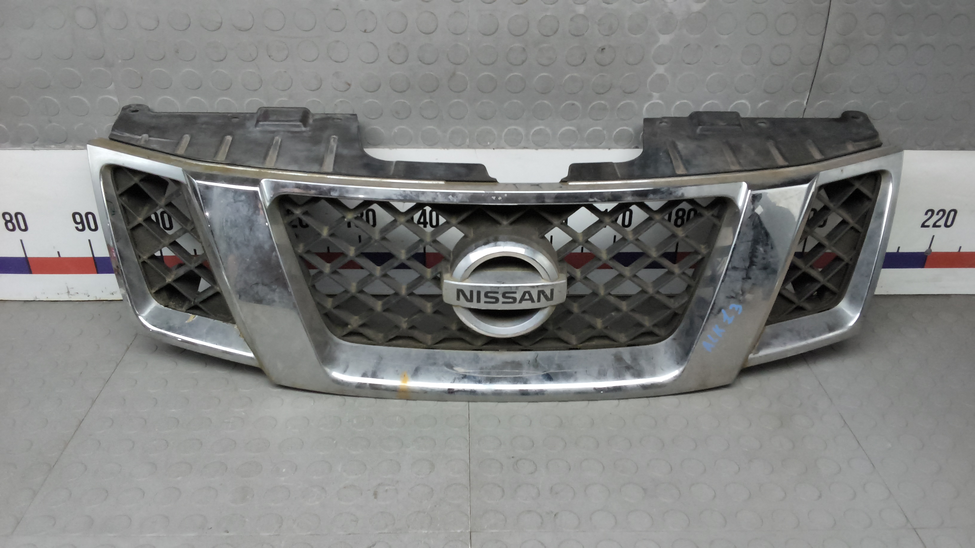 Решетка радиатора Nissan Navara D40