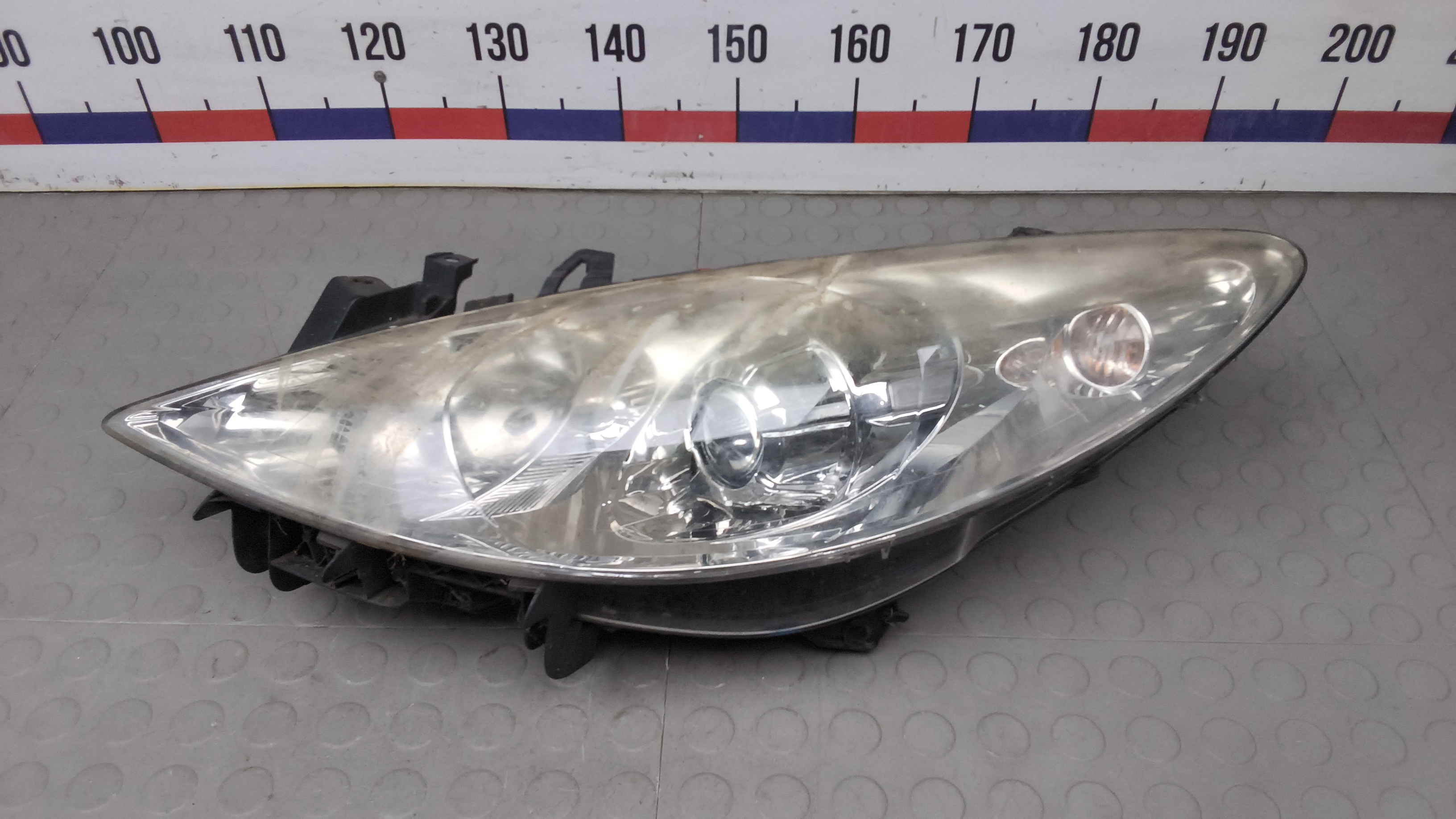 Фара левая Peugeot 307