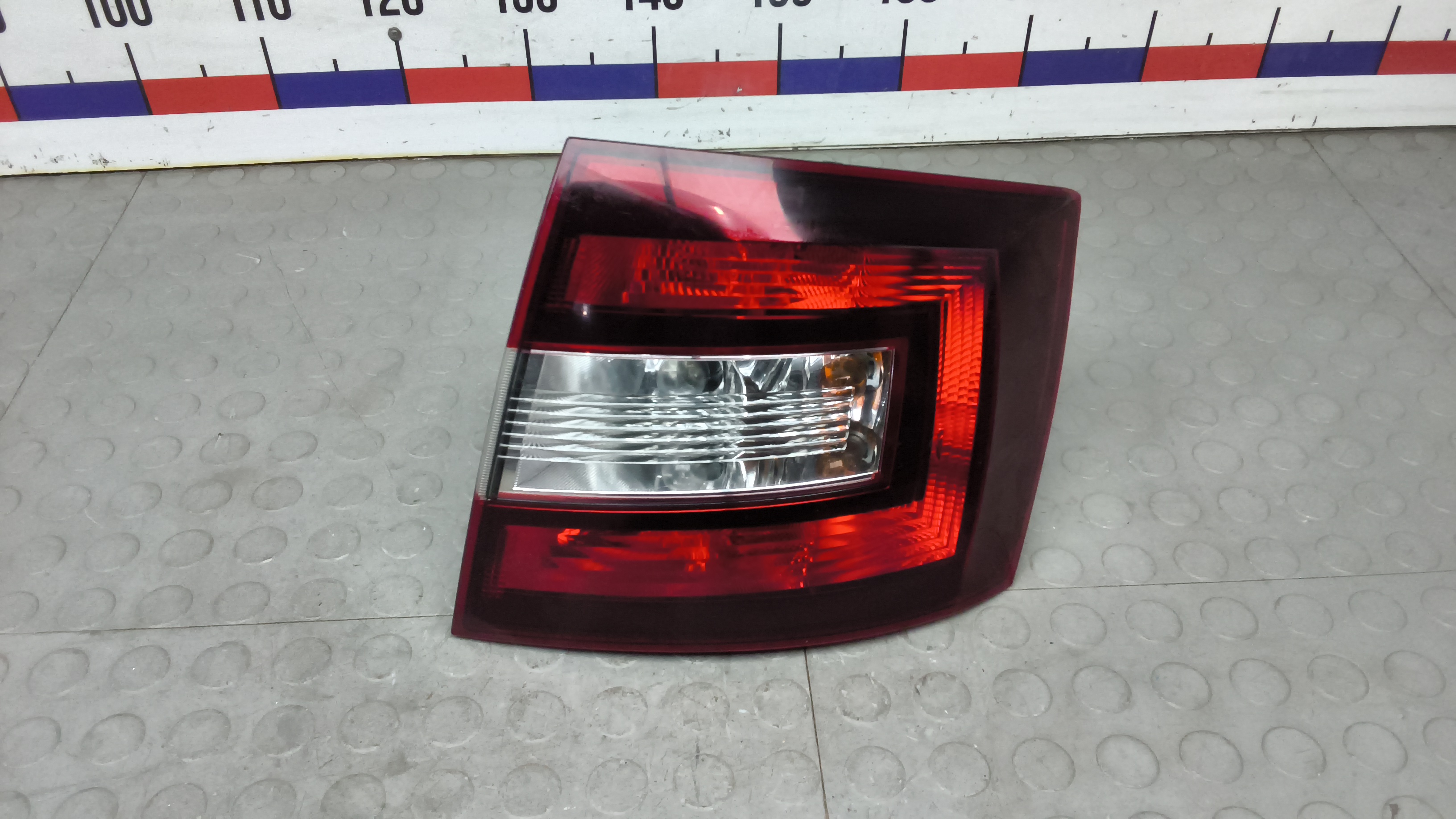 Фонарь задний правый Skoda Rapid
