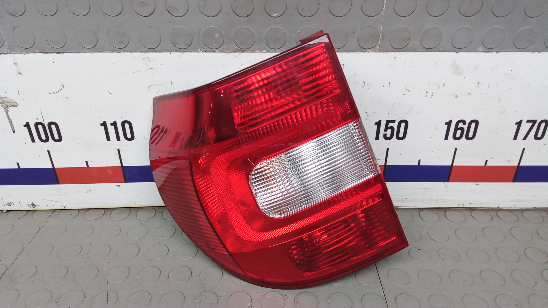 Фонарь задний левый Skoda Yeti 1
