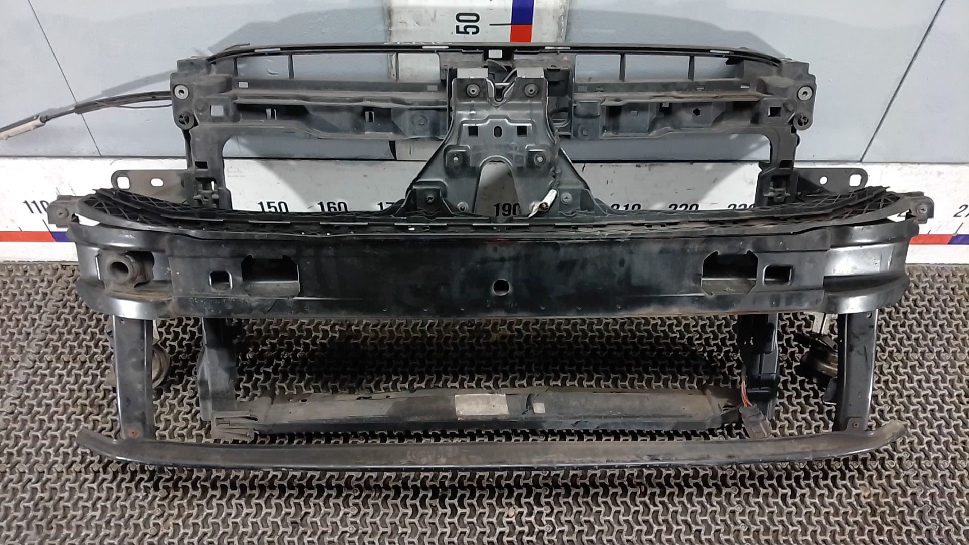 Передняя панель крепления облицовки (телевизор) Volkswagen Passat B8