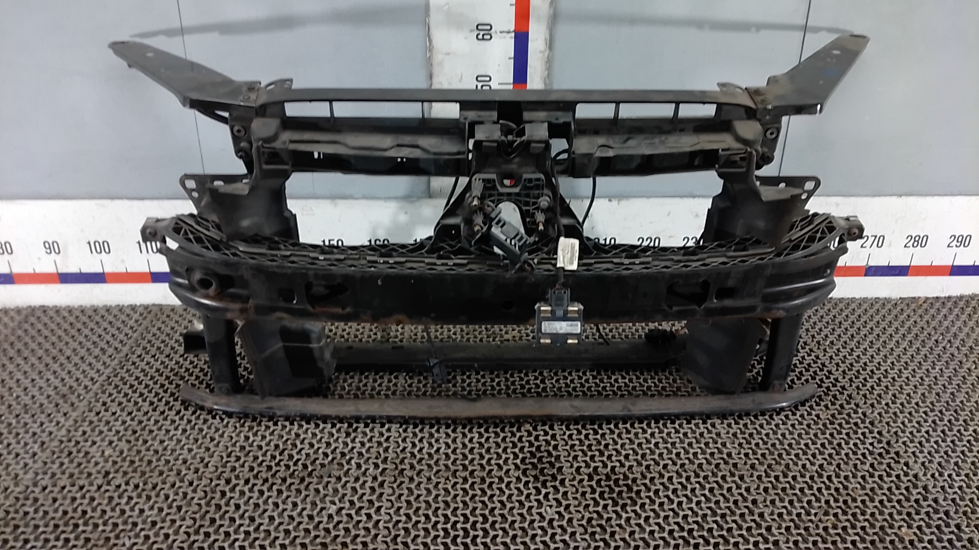 Передняя панель крепления облицовки (телевизор) Volkswagen Passat B8