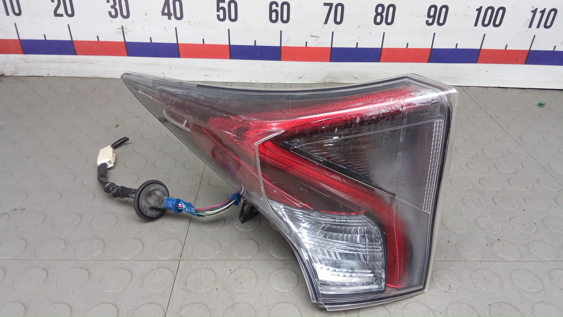 Фонарь задний левый Toyota Prius XW50