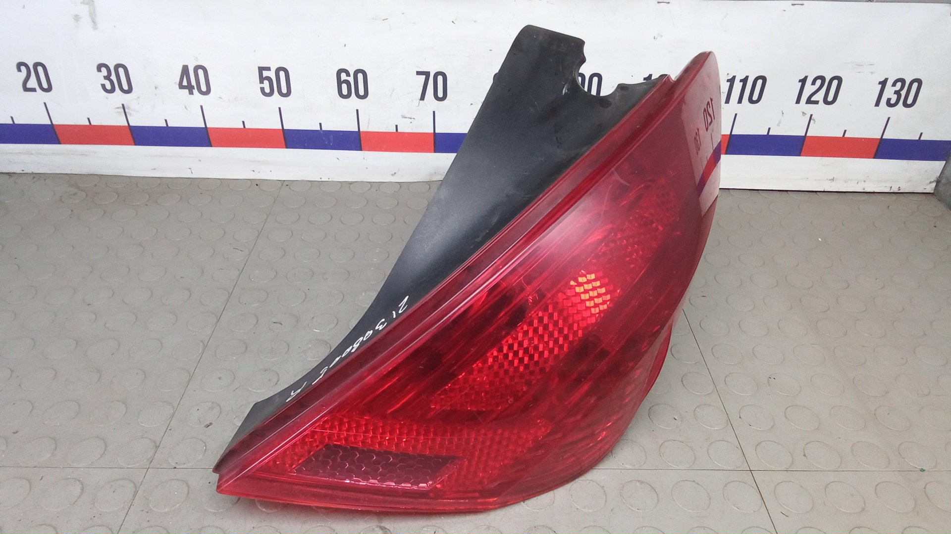 Фонарь задний правый Peugeot 308 1