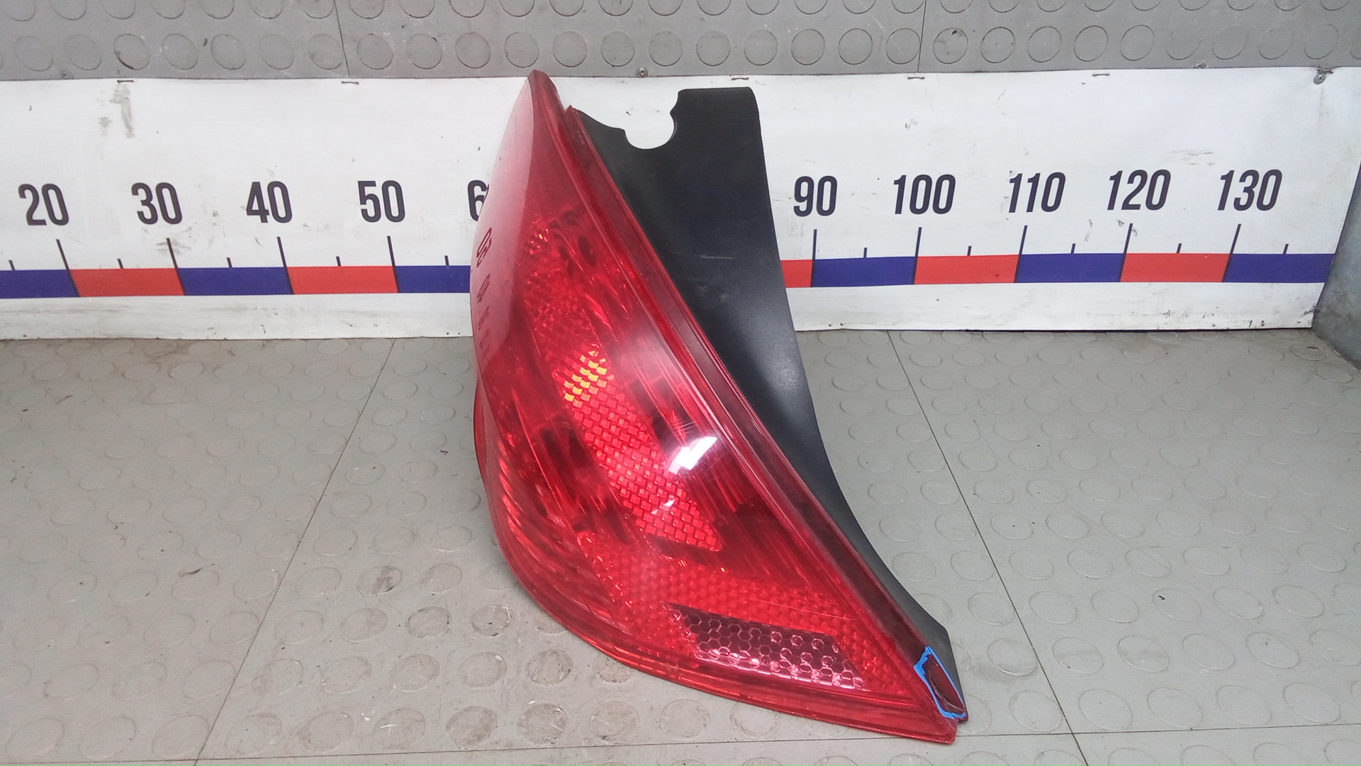 Фонарь задний левый Peugeot 308 1