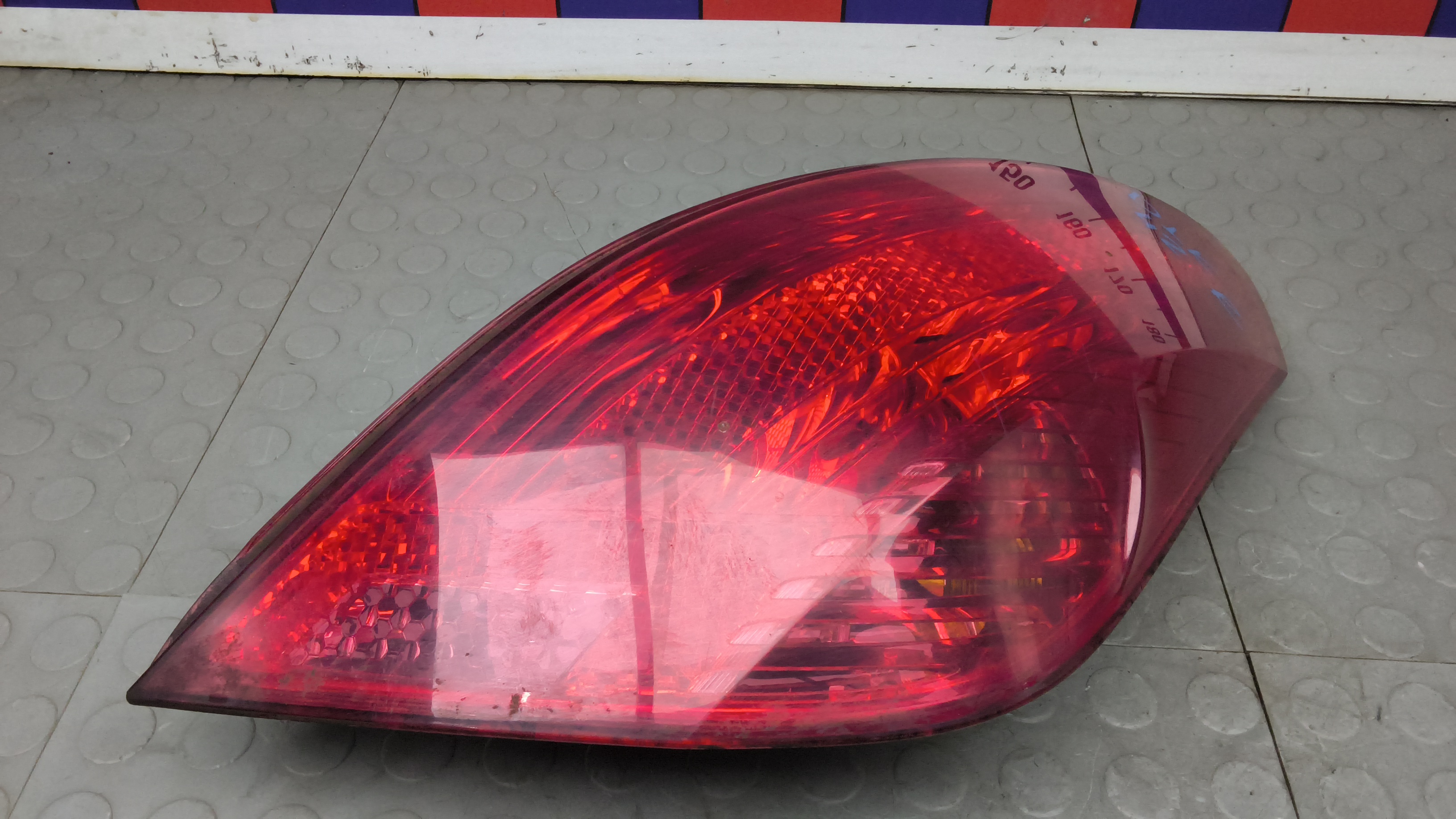 Фонарь задний правый Peugeot 308 1