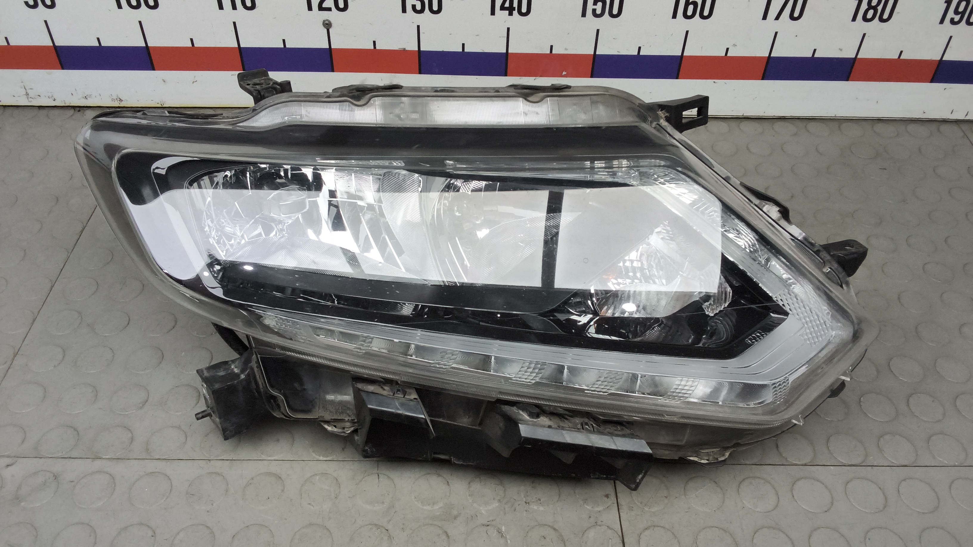 Фара правая Nissan X-Trail T32