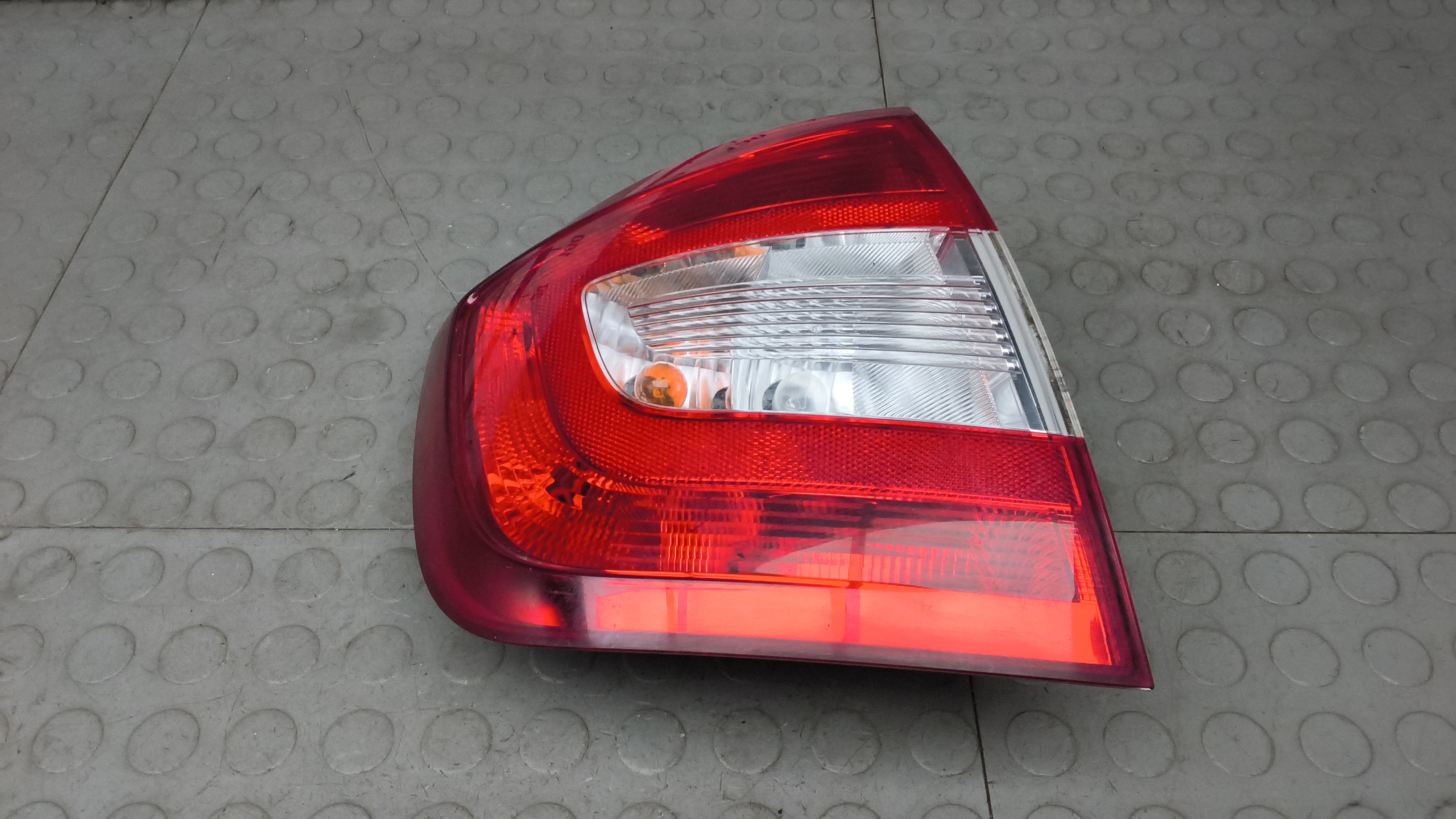 Фонарь задний левый Skoda Rapid