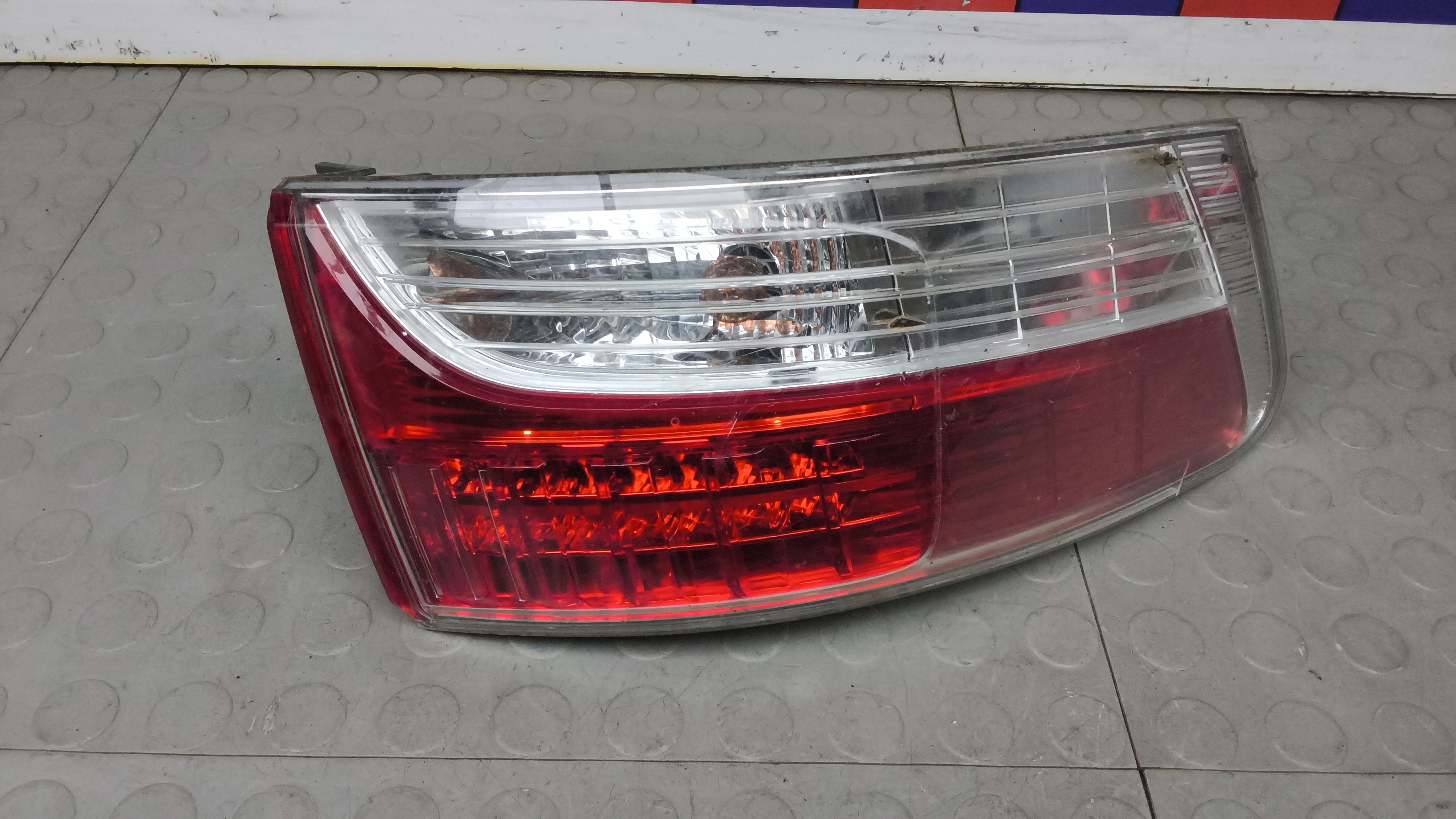 Фонарь задний левый Toyota Avensis T27