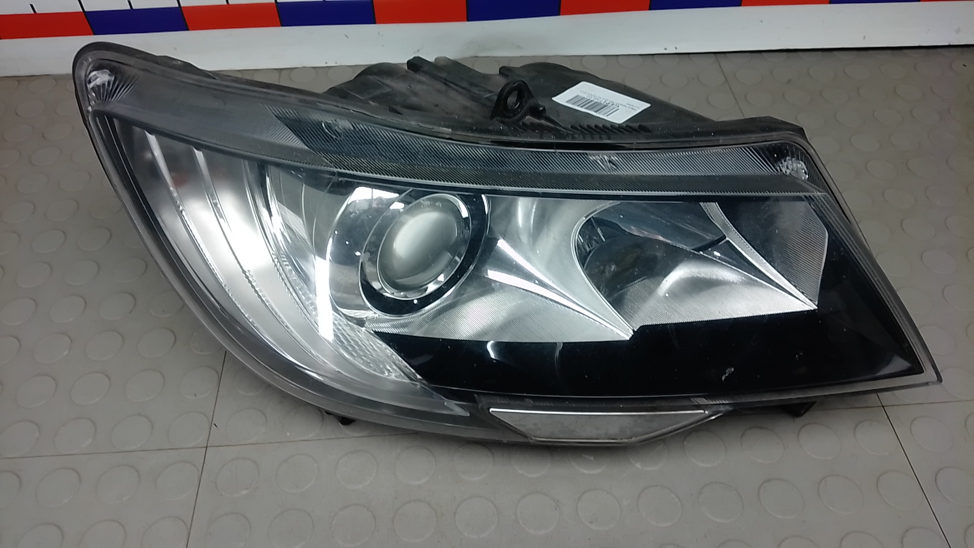 Фара правая Skoda Superb 2