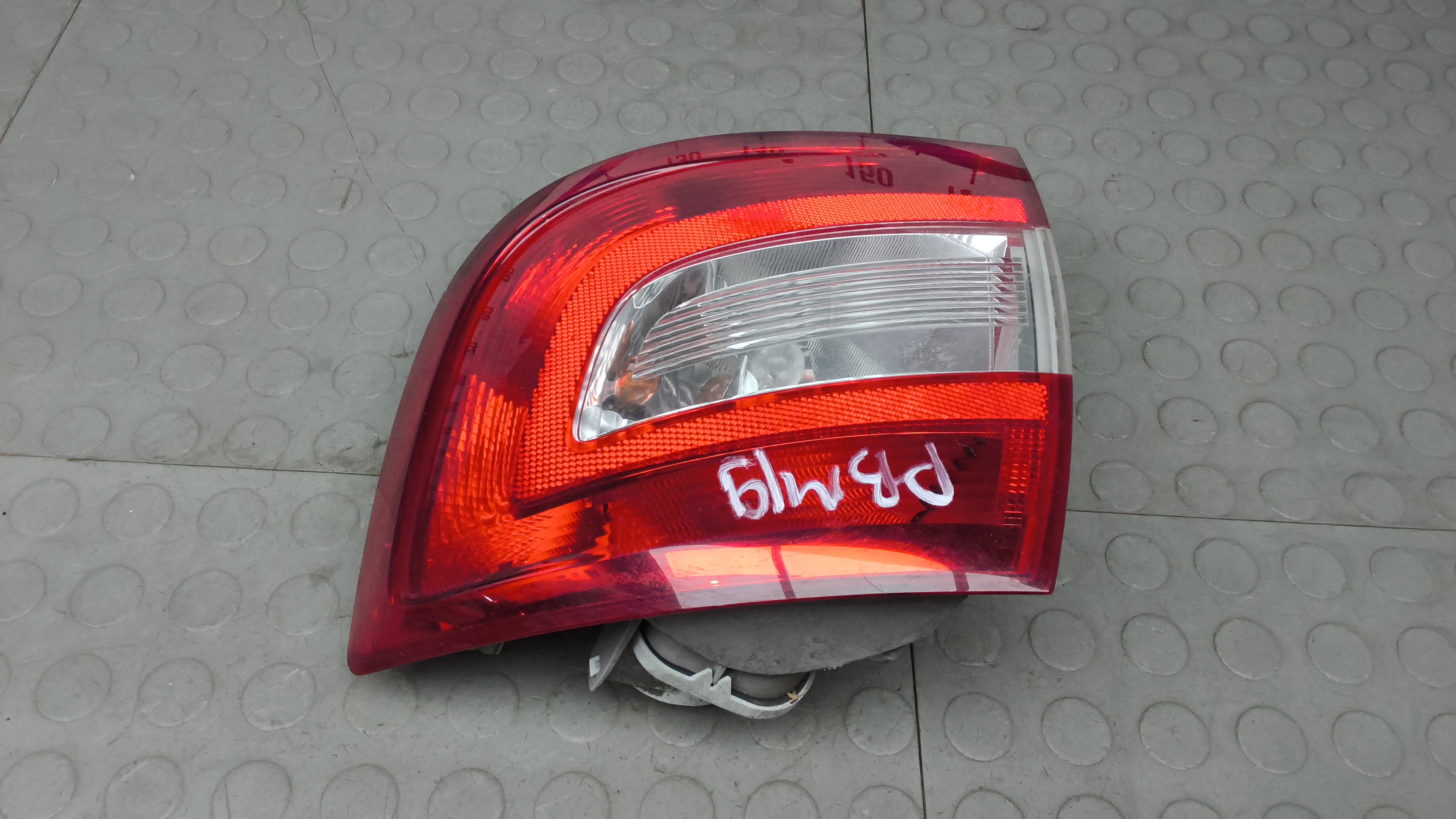 Фонарь задний правый Skoda Rapid
